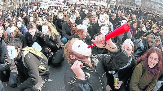 REBELDES CON CAUSA. Una protesta de jóvenes en París por la situación socioeconómica de Europa.